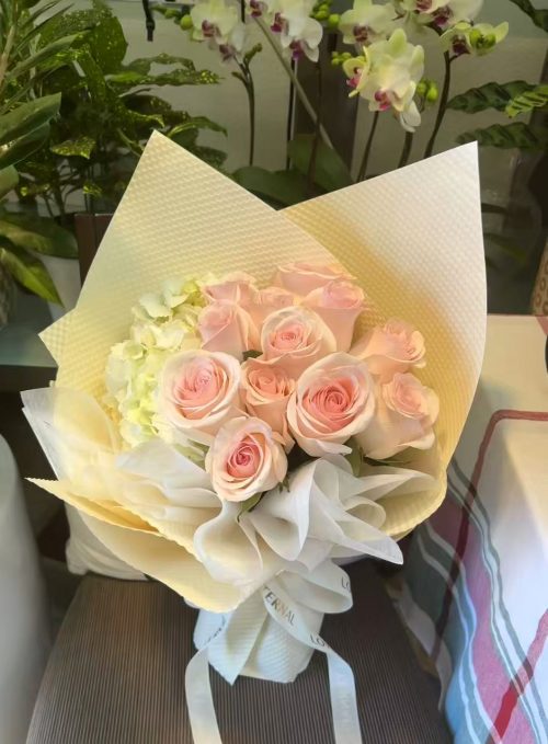 粉玫瑰12 白綉球1