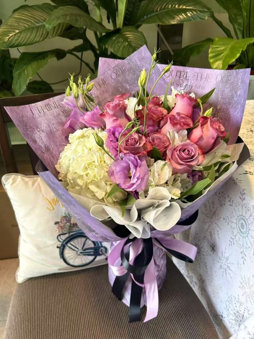 紫色玫瑰11支 白綉球 1支